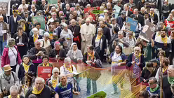 In einer Prozession ziehen Teilnehmer mit Papst Franziskus zur Synodenaula / © Cristian Gennari (KNA) In einer Prozession ziehen Teilnehmer mit Papst Franziskus zur Synodenaula / © Cristian Gennari (KNA)