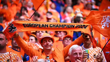 Niederländische Fußballfans / © Tom Weller (dpa) Niederländische Fußballfans / © Tom Weller (dpa)
