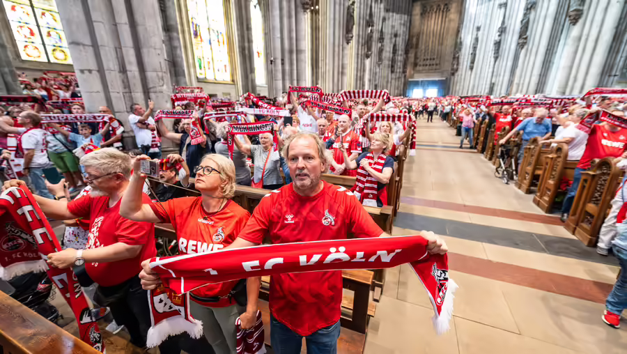 FC-Fans in der ökumenischen Andacht im Kölner Dom 2023 / © Nicolas Ottersbach (DR) FC-Fans in der ökumenischen Andacht im Kölner Dom 2023 / © Nicolas Ottersbach (DR)