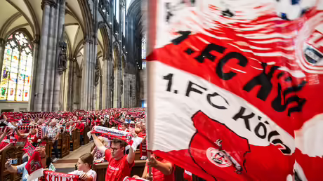 FC-Fans in der ökumenischen Andacht im Kölner Dom 2023 / © Nicolas Ottersbach (DR) FC-Fans in der ökumenischen Andacht im Kölner Dom 2023 / © Nicolas Ottersbach (DR)
