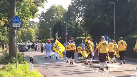 Festzug direkt vor dem Kloster / © Sr. Emmanuela Kohlhaas (privat) Festzug direkt vor dem Kloster / © Sr. Emmanuela Kohlhaas (privat)