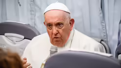 Fliegende Pressekonferenz mit Papst Franziskus auf dem Rückflug nach Rom / © Lola Gomez/CNS photo (KNA) Fliegende Pressekonferenz mit Papst Franziskus auf dem Rückflug nach Rom / © Lola Gomez/CNS photo (KNA)