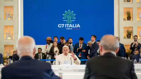 Bari: Papst Franziskus (M), spricht gegenüber von US-Präsident Joe Biden, und Recep Tayyip Erdogan, Präsident der Türkei, beim G7 Gipfel / © Michael Kappeler (dpa) Bari: Papst Franziskus (M), spricht gegenüber von US-Präsident Joe Biden, und Recep Tayyip Erdogan, Präsident der Türkei, beim G7 Gipfel / © Michael Kappeler (dpa)