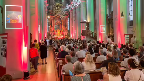 Teilnehmer bei einem Gottesdienst und anschließender Segnung mit einer Herz-Reliquie des als Cyber-Apostel bekannten Carlo Acutis am 21. Juli 2024 in der Heilig-Geist-Kirche in München. / © Christoph Renzikowski (KNA) Teilnehmer bei einem Gottesdienst und anschließender Segnung mit einer Herz-Reliquie des als Cyber-Apostel bekannten Carlo Acutis am 21. Juli 2024 in der Heilig-Geist-Kirche in München. / © Christoph Renzikowski (KNA)