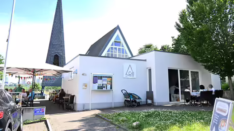 Aussenbereich der "Cafedrale C41" der Evangelischen Maria-Magdalena-Gemeinde in Mainz / © Kristina Schäfer (epd) Aussenbereich der "Cafedrale C41" der Evangelischen Maria-Magdalena-Gemeinde in Mainz / © Kristina Schäfer (epd)