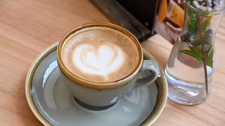 Liebevoll dekoriert wird der Milchschaum in der Cappuchino Tasse mit einem Herz in der "Cafedrale C41" der Evangelischen Maria-Magdalena-Gemeinde in Mainz / © Kristina Schäfer (epd) Liebevoll dekoriert wird der Milchschaum in der Cappuchino Tasse mit einem Herz in der "Cafedrale C41" der Evangelischen Maria-Magdalena-Gemeinde in Mainz / © Kristina Schäfer (epd)
