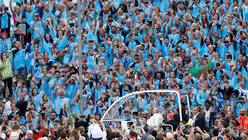 Menschen jubeln bei der Ankunft von Papst Franziskus im Papamobil im Fußballstadion "Stade Velodrome" in Marseille / © Vatican Media/Romano Siciliani/ (KNA) Menschen jubeln bei der Ankunft von Papst Franziskus im Papamobil im Fußballstadion "Stade Velodrome" in Marseille / © Vatican Media/Romano Siciliani/ (KNA)