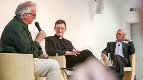 Kardinal Rainer Maria Woelki (2.v.l.) bei einem Gespräch mit dem Kölner Pfarrer Franz Meurer (r.), Archiv 2015 / © Jörg Loeffke (KNA) Kardinal Rainer Maria Woelki (2.v.l.) bei einem Gespräch mit dem Kölner Pfarrer Franz Meurer (r.), Archiv 2015 / © Jörg Loeffke (KNA)