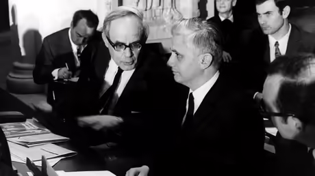 Theologe Karl Rahner (l.) und Joseph Ratzinger, Professor für Dogmatik und Dogmengeschichte in Regensburg, auf der Vollversammlung der gemeinsamen Synode der Bistümer der Bundesrepublik Deutschland in Würzburg am 10. Mai 1972. / © Ernst Herb (KNA) Theologe Karl Rahner (l.) und Joseph Ratzinger, Professor für Dogmatik und Dogmengeschichte in Regensburg, auf der Vollversammlung der gemeinsamen Synode der Bistümer der Bundesrepublik Deutschland in Würzburg am 10. Mai 1972. / © Ernst Herb (KNA)