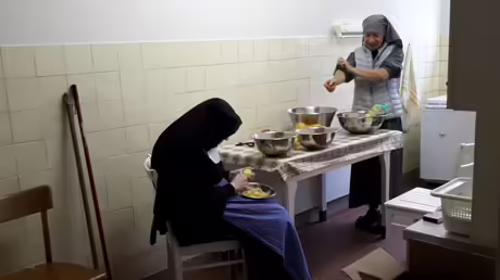 Vorbereitung für Reibekuchen in Nazareth / © Sr. Emmanuela Kohlhaas (privat) Vorbereitung für Reibekuchen in Nazareth / © Sr. Emmanuela Kohlhaas (privat)