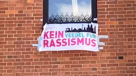 "Kein Veedel für Rassismus" am Fenster / © Daniel Schulte (DR) "Kein Veedel für Rassismus" am Fenster / © Daniel Schulte (DR)