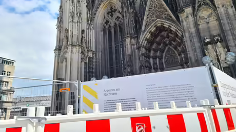 Aus Sicherheitsgründen ist tagsüber der Bereich um den nördlichen Westturm des Kölner Domes abgesperrt. / © Mathias Peter (DR) Aus Sicherheitsgründen ist tagsüber der Bereich um den nördlichen Westturm des Kölner Domes abgesperrt. / © Mathias Peter (DR)