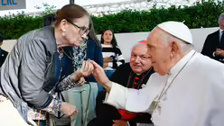 Papst Franziskus begegnet Menschen in wirtschaftlich prekärer Lage im Haus der Missionarinnen der Nächstenliebe am 23. September 2023 im französischen Marseille / © Vatican Media/Romano Siciliani/KNA (KNA) Papst Franziskus begegnet Menschen in wirtschaftlich prekärer Lage im Haus der Missionarinnen der Nächstenliebe am 23. September 2023 im französischen Marseille / © Vatican Media/Romano Siciliani/KNA (KNA)