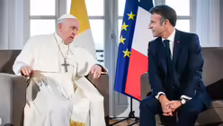 Papst Franziskus und Emmanuel Macron, Präsident von Frankreich, im Palais du Pharo im französischen Marseille am 23. September 2023 / © Vatican Media/Romano Siciliani/KNA (KNA) Papst Franziskus und Emmanuel Macron, Präsident von Frankreich, im Palais du Pharo im französischen Marseille am 23. September 2023 / © Vatican Media/Romano Siciliani/KNA (KNA)