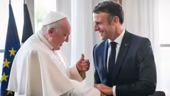 Papst Franziskus und Emmanuel Macron, Präsident von Frankreich, im Palais du Pharo im französischen Marseille am 23. September 2023 / © Vatican Media/Romano Siciliani/KNA (KNA) Papst Franziskus und Emmanuel Macron, Präsident von Frankreich, im Palais du Pharo im französischen Marseille am 23. September 2023 / © Vatican Media/Romano Siciliani/KNA (KNA)