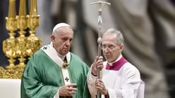 Papst Franziskus erhält den Hirtenstab von Zeremonienmeister Guido Marini (r.) beim Eröffnungsgottesdienst der Amazonas-Bischofssynode am 6. Oktober 2019 im Petersdom im Vatikan. / © Cristian Gennari/Romano Siciliani (KNA) Papst Franziskus erhält den Hirtenstab von Zeremonienmeister Guido Marini (r.) beim Eröffnungsgottesdienst der Amazonas-Bischofssynode am 6. Oktober 2019 im Petersdom im Vatikan. / © Cristian Gennari/Romano Siciliani (KNA)