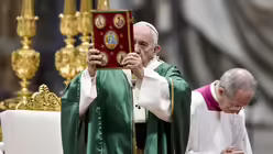 Papst Franziskus hält das Evangeliar beim Eröffnungsgottesdienst der Amazonas-Bischofssynode am 6. Oktober 2019 im Petersdom im Vatikan. / © Cristian Gennari/Romano Siciliani (KNA) Papst Franziskus hält das Evangeliar beim Eröffnungsgottesdienst der Amazonas-Bischofssynode am 6. Oktober 2019 im Petersdom im Vatikan. / © Cristian Gennari/Romano Siciliani (KNA)
