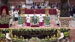 Papst Franziskus (m.) beim Eröffnungsgottesdienst der Amazonas-Bischofssynode am 6. Oktober 2019 im Petersdom im Vatikan. / © Cristian Gennari/Romano Siciliani (KNA) Papst Franziskus (m.) beim Eröffnungsgottesdienst der Amazonas-Bischofssynode am 6. Oktober 2019 im Petersdom im Vatikan. / © Cristian Gennari/Romano Siciliani (KNA)