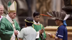 Papst Franziskus und Indigene beim Eröffnungsgottesdienst der Amazonas-Bischofssynode am 6. Oktober 2019 im Petersdom im Vatikan. / © Cristian Gennari/Romano Siciliani (KNA) Papst Franziskus und Indigene beim Eröffnungsgottesdienst der Amazonas-Bischofssynode am 6. Oktober 2019 im Petersdom im Vatikan. / © Cristian Gennari/Romano Siciliani (KNA)