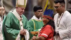 Papst Franziskus und Indigene beim Eröffnungsgottesdienst der Amazonas-Bischofssynode am 6. Oktober 2019 im Petersdom im Vatikan. / © Cristian Gennari/Romano Siciliani (KNA) Papst Franziskus und Indigene beim Eröffnungsgottesdienst der Amazonas-Bischofssynode am 6. Oktober 2019 im Petersdom im Vatikan. / © Cristian Gennari/Romano Siciliani (KNA)