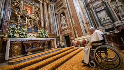 Papst Franziskus betet in der Kirche Santa Maria Maggiore / © Vatican Media/Romano Siciliani (KNA) Papst Franziskus betet in der Kirche Santa Maria Maggiore / © Vatican Media/Romano Siciliani (KNA)