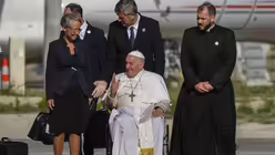 Marseille: Papst Franziskus (vorne M) wird von Elisabeth Borne (l), Premierministerin von Frankreich, begrüßt / © Alessandra Tarantino (dpa) Marseille: Papst Franziskus (vorne M) wird von Elisabeth Borne (l), Premierministerin von Frankreich, begrüßt / © Alessandra Tarantino (dpa)