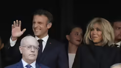 Präsident Emmanuel Macron (hinten) mit seiner Ehefrau Brigitte Macron bei der Papstmesse in Marseille (dpa) Präsident Emmanuel Macron (hinten) mit seiner Ehefrau Brigitte Macron bei der Papstmesse in Marseille (dpa)