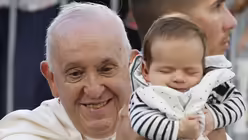 Papst Franziskus hält ein Baby hoch, als er zur Messe im Velodrome-Stadion eintrifft / © Sebastien Nogier/EPA Pool/AP/ (dpa) Papst Franziskus hält ein Baby hoch, als er zur Messe im Velodrome-Stadion eintrifft / © Sebastien Nogier/EPA Pool/AP/ (dpa)
