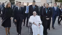 Präsident Emmanuel Macron (2.v.l) und seine Frau begleiten Papst Franziskus zum Flughafen von Marseille (KNA) Präsident Emmanuel Macron (2.v.l) und seine Frau begleiten Papst Franziskus zum Flughafen von Marseille (KNA)