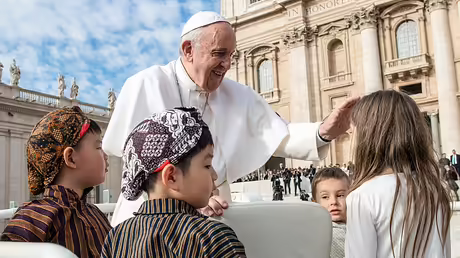 Papst Franziskus steht mit Kindern auf seinem Papamobil und segnet ein Mädchen / © Vatican Media (KNA) Papst Franziskus steht mit Kindern auf seinem Papamobil und segnet ein Mädchen / © Vatican Media (KNA)