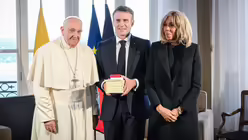Papst Franziskus und Emmanuel Macron, Präsident von Frankreich; sowie seine Frau Brigitte Macron, im Palais du Pharo im französischen Marseille am 23. September 2023 / © Vatican Media/Romano Siciliani/KNA (KNA) Papst Franziskus und Emmanuel Macron, Präsident von Frankreich; sowie seine Frau Brigitte Macron, im Palais du Pharo im französischen Marseille am 23. September 2023 / © Vatican Media/Romano Siciliani/KNA (KNA)