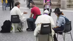 Zwei Stühle und ein offenes Ohr, damit hat sich Papst Franziskus auf den Petersplatz gesetzt und Jugendlichen die Beichte abgenommen / © Osservatore Romano Handout (dpa) Zwei Stühle und ein offenes Ohr, damit hat sich Papst Franziskus auf den Petersplatz gesetzt und Jugendlichen die Beichte abgenommen / © Osservatore Romano Handout (dpa)