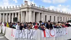 Jugendliche Pilger warten auf Papst Franziskus / © EPA/Ettore Ferrari (dpa) Jugendliche Pilger warten auf Papst Franziskus / © EPA/Ettore Ferrari (dpa)