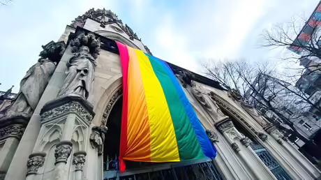 Eine große Regenbogenfahne hängt vom Kirchturm der Kirche Sankt Agnes in Köln. / © Klaus Nelissen (KNA) Eine große Regenbogenfahne hängt vom Kirchturm der Kirche Sankt Agnes in Köln. / © Klaus Nelissen (KNA)