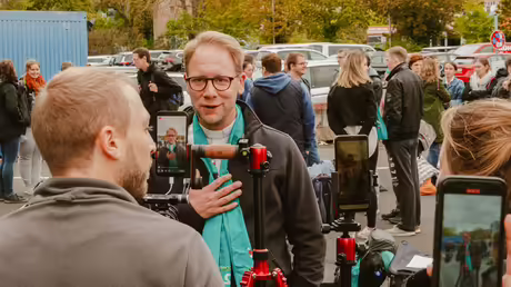 Livestream des Reisesegens mit dem Jugendseelsorger Tobias Schwaderlapp / © Juliana Lukannek (DR) Livestream des Reisesegens mit dem Jugendseelsorger Tobias Schwaderlapp / © Juliana Lukannek (DR)