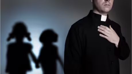 Sexueller Missbrauch durch Priester / © ambrozinio (shutterstock)