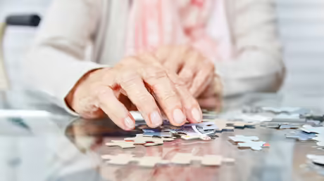 Seniorin mit einem Puzzle / © Robert Kneschke (shutterstock) Seniorin mit einem Puzzle / © Robert Kneschke (shutterstock)
