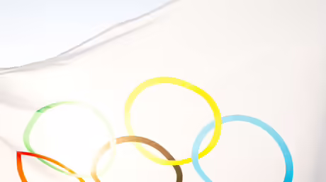 Fahne mit Olympischen Ringen / © Simol1407 (shutterstock) Fahne mit Olympischen Ringen / © Simol1407 (shutterstock)