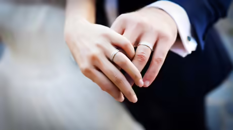 Symbolbild Brautpaar mit Hochzeitsringen / © Melinda Nagy (shutterstock)