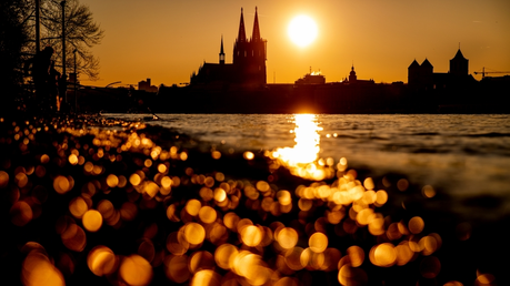 Sonnenuntergang am Kölner Dom / © Marcel Kusch (dpa) Sonnenuntergang am Kölner Dom / © Marcel Kusch (dpa)