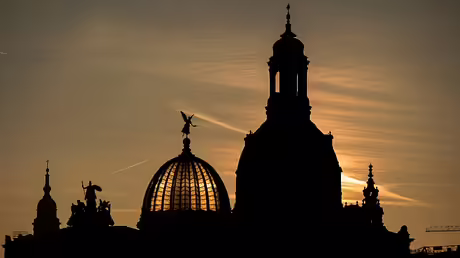 Frauenkirche in Dresden beim Sonnenuntergang / © Arno Burgi (dpa) Frauenkirche in Dresden beim Sonnenuntergang / © Arno Burgi (dpa)
