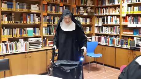 Sr. Benedikta mit ihrem neuen Rollator / © Sr. Emmanuela Kohlhaas (privat) Sr. Benedikta mit ihrem neuen Rollator / © Sr. Emmanuela Kohlhaas (privat)
