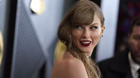 Taylor Swift bei den 66. Grammy Awards. / © Jordan Strauss/AP (dpa) Taylor Swift bei den 66. Grammy Awards. / © Jordan Strauss/AP (dpa)