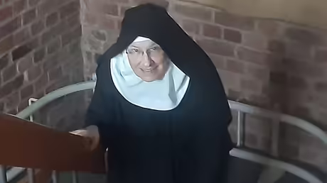 Sr. Benedikta übt das Treppensteigen / © Sr. Emmanuela Kohlhaas (privat) Sr. Benedikta übt das Treppensteigen / © Sr. Emmanuela Kohlhaas (privat)