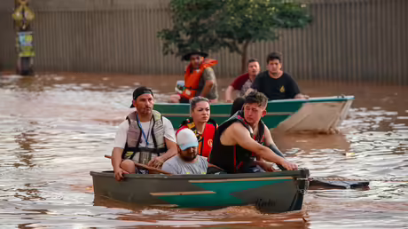 Mitglieder eines Rettungsteams bei der Evakuierung von Menschen, die von einer Überschwemmung in Novo Hamburgo, Rio Grande do Sul, Brasilien, betroffen sind. / © Claudia Martini/XinHua (dpa) Mitglieder eines Rettungsteams bei der Evakuierung von Menschen, die von einer Überschwemmung in Novo Hamburgo, Rio Grande do Sul, Brasilien, betroffen sind. / © Claudia Martini/XinHua (dpa)
