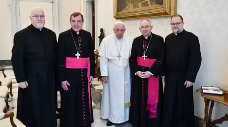 Allen Henry Vigneron (2.v.l.), Erzbischof von Detroit und Vizepräsident der US-amerikanischen Bischofskonferenz (USCCB); Papst Franziskus (m.), Jose Horacio Gomez Velasco (2.v.r.), Erzbischof von Los Angeles und Vorsitzender der USCCB; und Michael Fuller (r.), Generalsekretär der USCCB; zum Abschiedsbesuch bei Papst Franziskus / © Vatican Media/Romano Siciliani (KNA) Allen Henry Vigneron (2.v.l.), Erzbischof von Detroit und Vizepräsident der US-amerikanischen Bischofskonferenz (USCCB); Papst Franziskus (m.), Jose Horacio Gomez Velasco (2.v.r.), Erzbischof von Los Angeles und Vorsitzender der USCCB; und Michael Fuller (r.), Generalsekretär der USCCB; zum Abschiedsbesuch bei Papst Franziskus / © Vatican Media/Romano Siciliani (KNA)