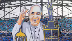 Großes Banner mit dem Bild des Papstes im Fußballstadion "Stade Velodrome" in Marseille (KNA) Großes Banner mit dem Bild des Papstes im Fußballstadion "Stade Velodrome" in Marseille (KNA)