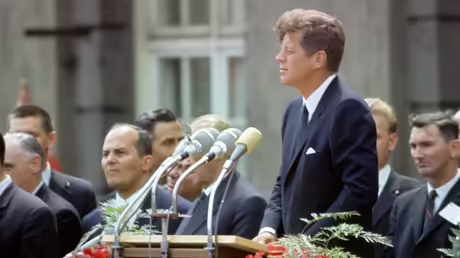 Der damalige US-Präsident John F. Kennedy steht am 26.6.1963 während seiner Rede vor dem Schöneberger Rathaus in Berlin an den Mikrofonen / © Heinz-Jürgen Göttert (dpa) Der damalige US-Präsident John F. Kennedy steht am 26.6.1963 während seiner Rede vor dem Schöneberger Rathaus in Berlin an den Mikrofonen / © Heinz-Jürgen Göttert (dpa)