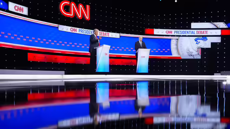 US-Präsident Joe Biden (r) und der ehemalige US-Präsident Donald Trump nehmen an einer von CNN veranstalteten Präsidentschaftsdebatte teil / © Gerald Herbert/AP (dpa) US-Präsident Joe Biden (r) und der ehemalige US-Präsident Donald Trump nehmen an einer von CNN veranstalteten Präsidentschaftsdebatte teil / © Gerald Herbert/AP (dpa)
