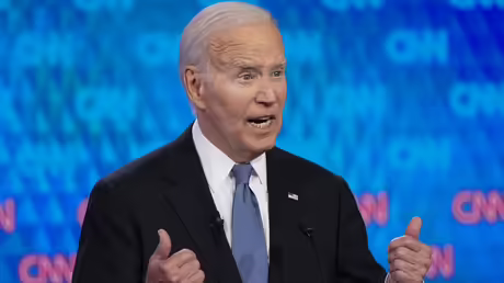 S-Präsident Joe Biden nimmt an einer Präsidentschaftsdebatte mit dem ehemaligen US-Präsidenten Trump teil / © Gerald Herbert/AP (dpa) S-Präsident Joe Biden nimmt an einer Präsidentschaftsdebatte mit dem ehemaligen US-Präsidenten Trump teil / © Gerald Herbert/AP (dpa)